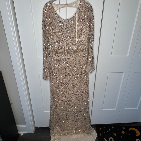 Mac Duggal NWT Embellished Sequin Open Back Long Evening Gown Women's Size 14 - Picture 2 of 12